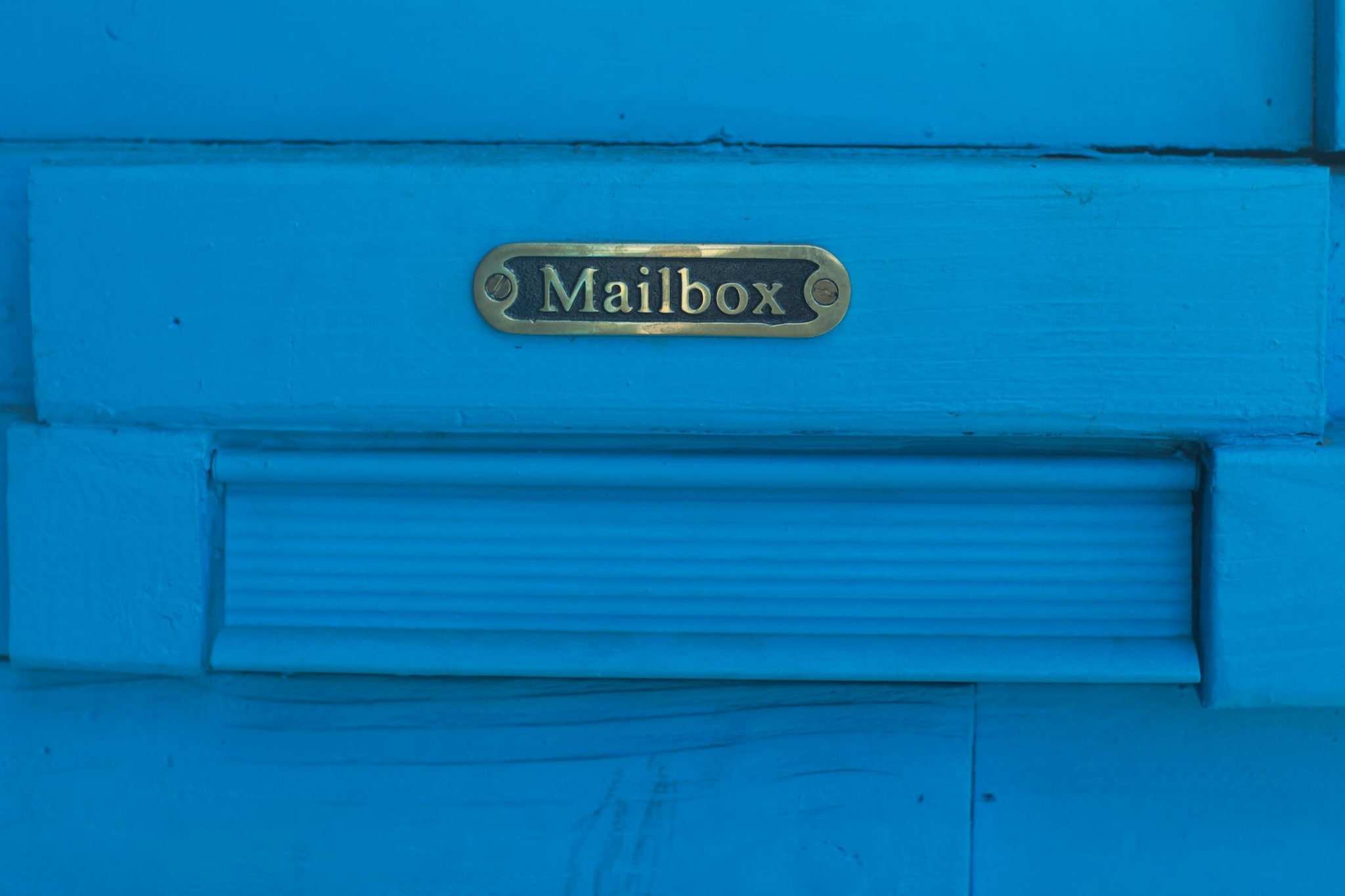 The United States took a very practical route to arrive at its standard dark blue. In the early 1900s, US postboxes were often painted red or dark green. In 1909, the government issued a ban on red boxes because fire hydrants were red. The government worried that in an emergency, people or mailmen might confuse a red mailbox for life-saving fire equipment. (Image: Pexels)