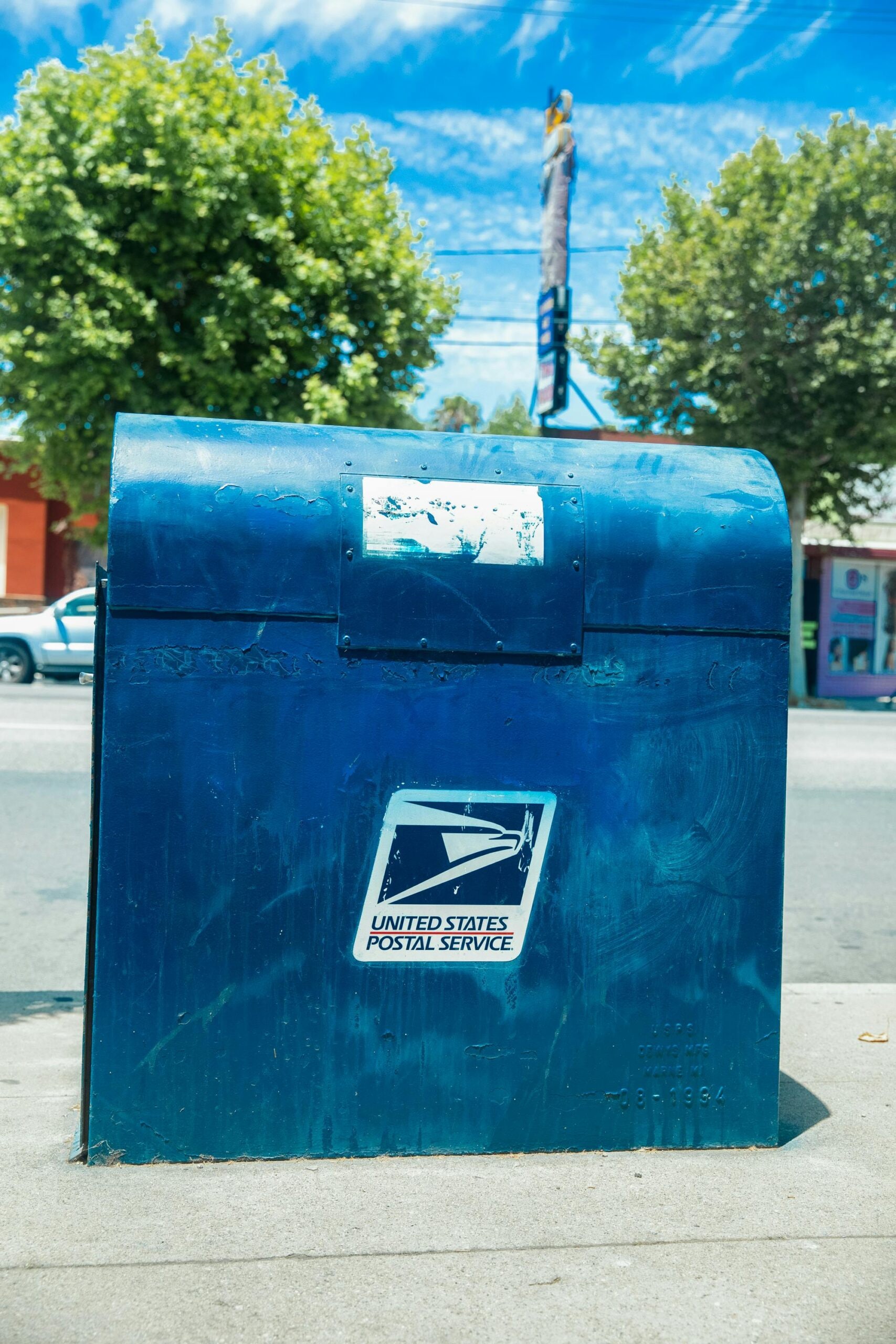 After World War I, the US Army donated huge amounts of leftover Olive Drav (army green) pain to the Post Office, so the boxes stayed green for decades. It was until 1971, when the Post Office became the USPS, that they finally switched to the solid, patriotic dark blue we see today. (Image: Pexels)