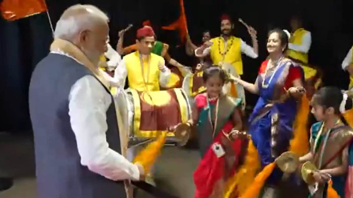 PM Modi Receives Colourful Cultural Welcome From Young Diaspora Artists In The Hague | Watch