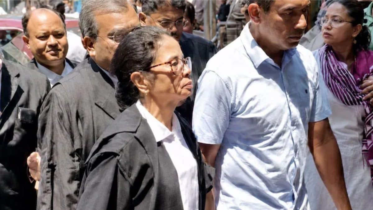 Bar Council Questions Mamata Banerjee’s Legal Practice Status After HC Appearance In Lawyer's Robes