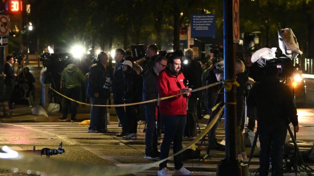 Journalists Duck For Cover As Gunfire Erupts Outside White House | Watch
