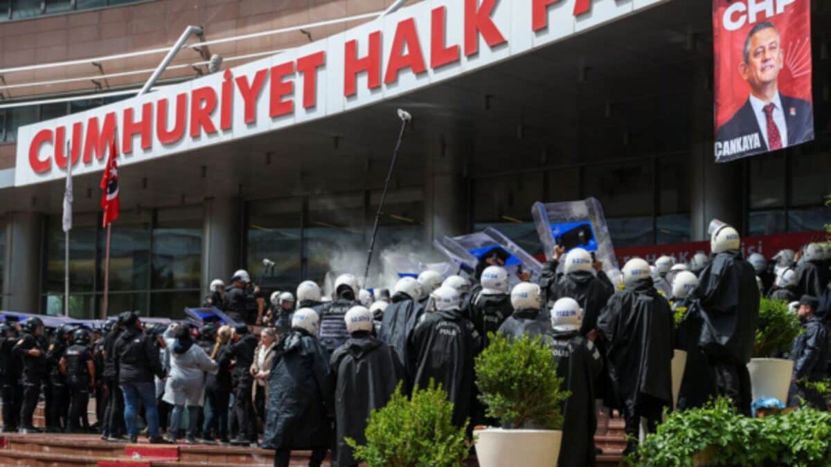 Turkish Riot Police Fire Tear Gas, Force Ousted Opposition Leadership Out Of Headquarters