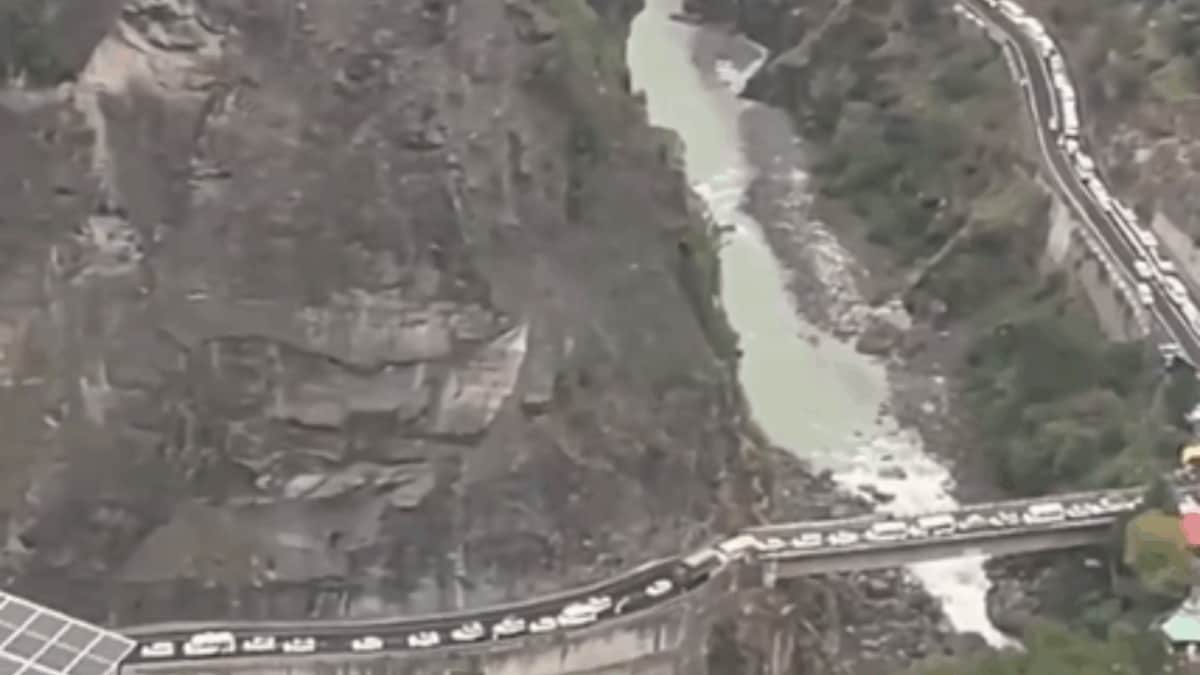 Massive Traffic Jam Near Joshimath Leaves Badrinath Pilgrims Stranded Amid Heavy Rush | Video