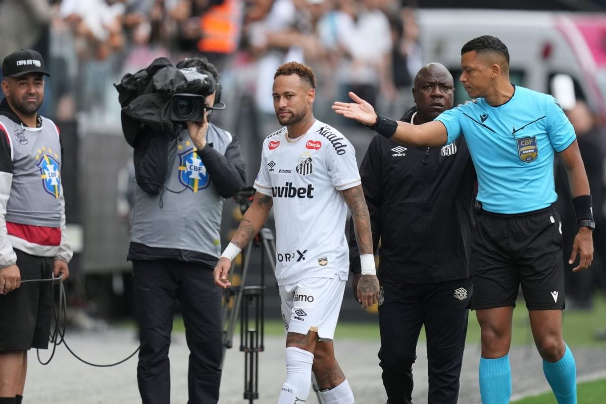 Neymar Mistakenly Subbed Off In Shocking Fourth Official Blunder, Video Goes Viral