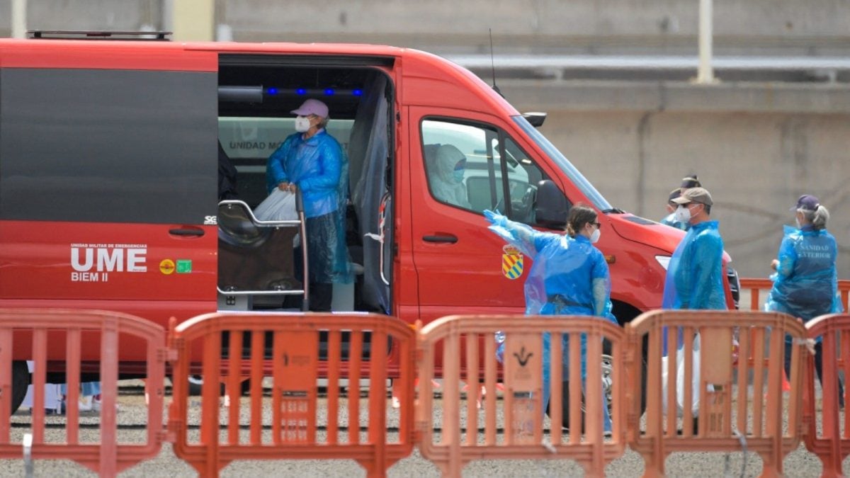 Hantavirus-Hit Cruise Ship Evacuation Begins In Spain As UK Air-Drop Medical Aid To Remote Island