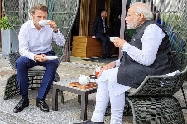  PM Modi shares a cup of tea with President Macron, marking cross-cultural ‘chai pe charcha’ at the G7 Summit.
