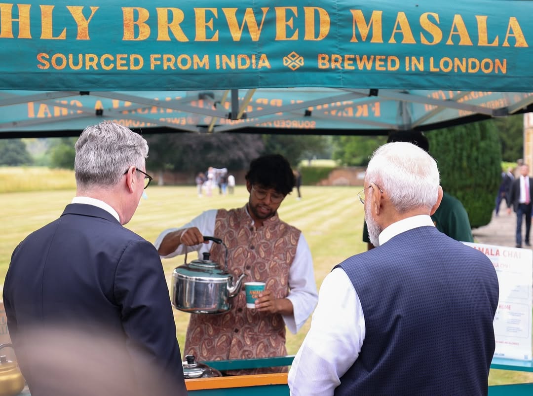  A traditional Indian tea stall on the Chequers lawn hosted a memorable ‘chai pe charcha’ with PM Modi and PM Starmer.