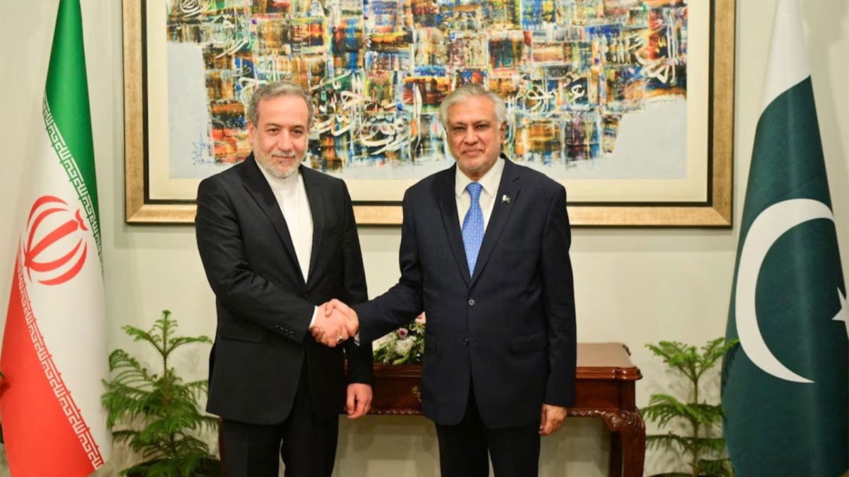 Pakistan, Iran Foreign Ministers Discuss Regional Situation Amid Diplomatic Efforts