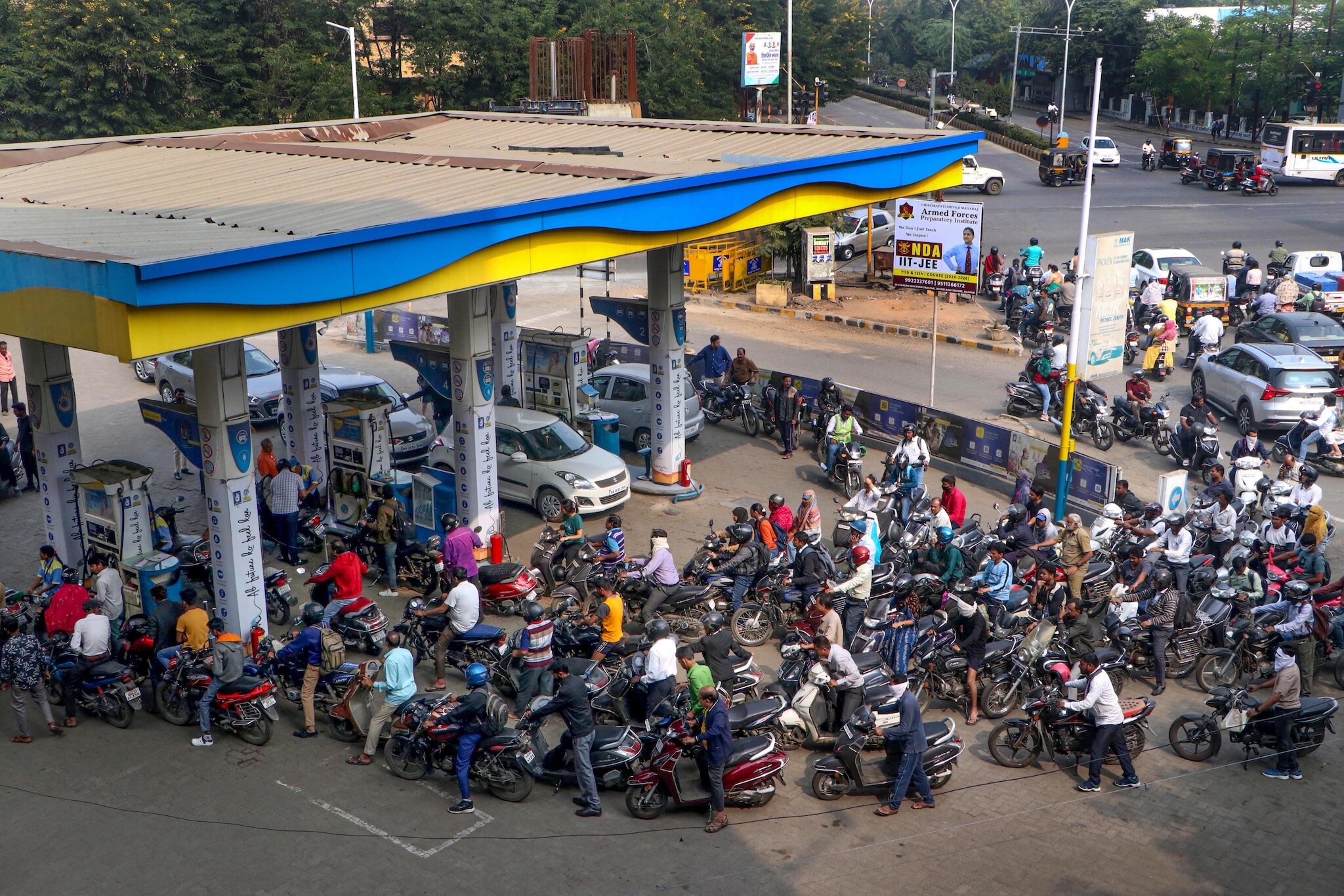 Mumbai: India's financial capital continues to remain one of the costliest metros for petrol, with rates climbing to Rs 106.64 per litre. At current prices, filling a small car with a 35-litre tank would cost about Rs 3,732. A full tank for a 50-litre SUV now crosses the Rs 5,300 mark at roughly Rs 5,332, while a motorcycle refill works out to around Rs 1,280. The gap with Delhi has widened to nearly Rs 9 per litre. (PTI)
