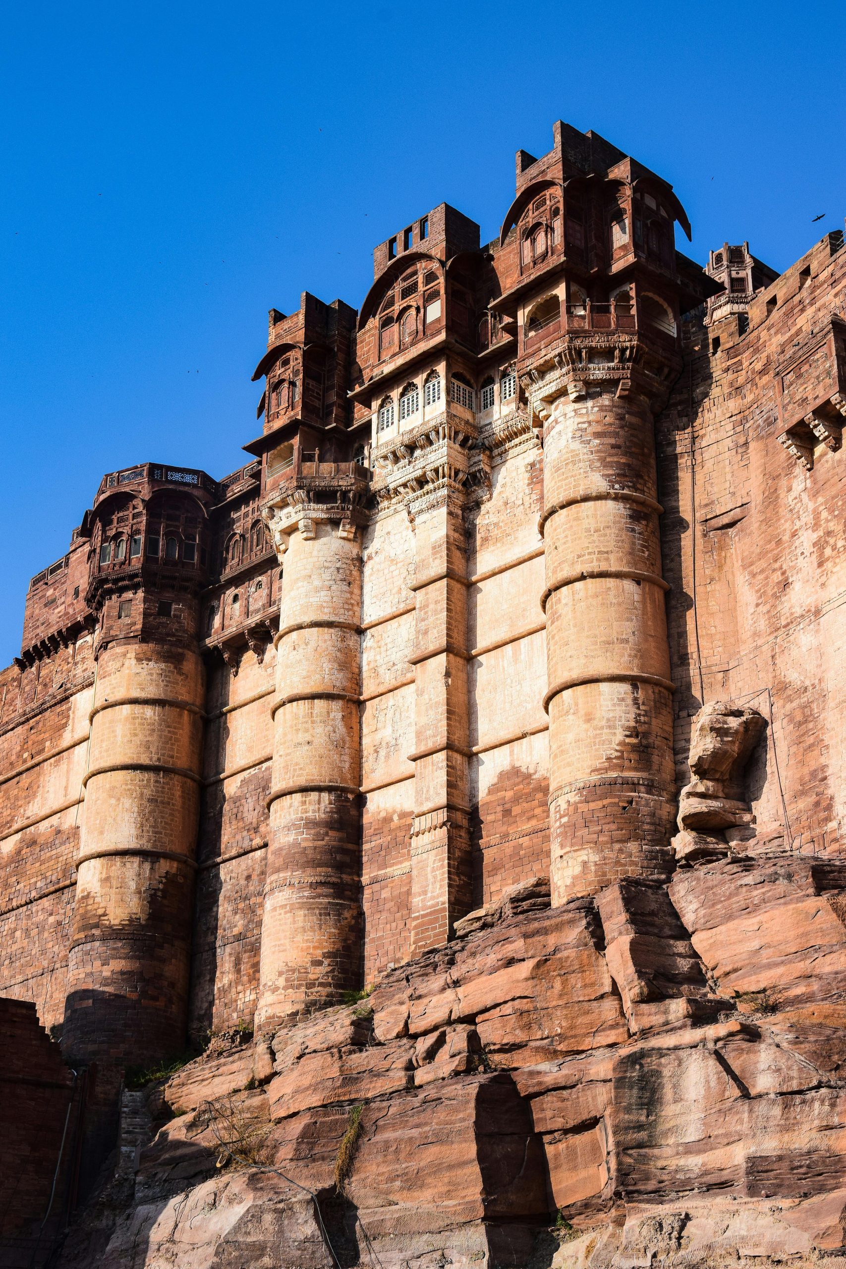 Chittorgarh Fort is situated in souther Rajasthan on a rocky hill overlooking the plains of the Berach River basin. Its elevated position ptovided a strong natural defence, making it difficult for invading armies to capture. 