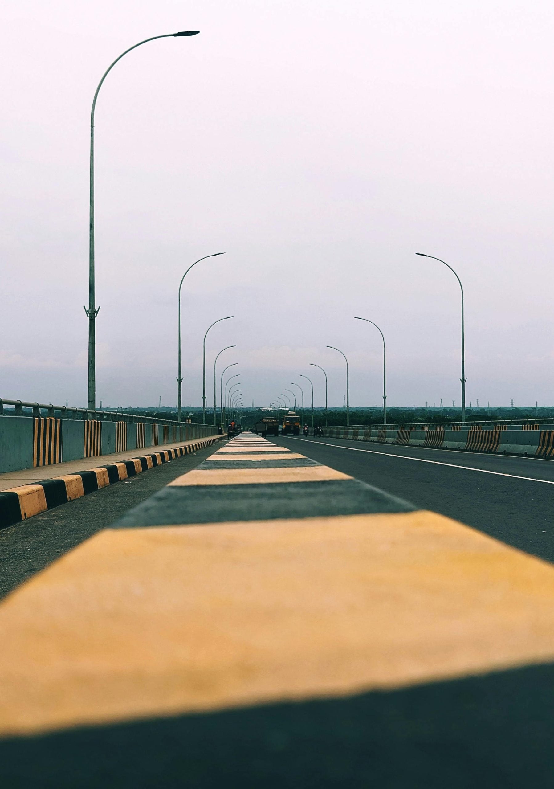 The shortest expressway in India is the Durg Bypass Expressway. Located in Chhattisgarh, this compact stretch measures roughly 18 kilometres. Despite its small size, it is designed as a fully functional, access-controlled expressway that allows for smooth and uninterrupted traffic flow.