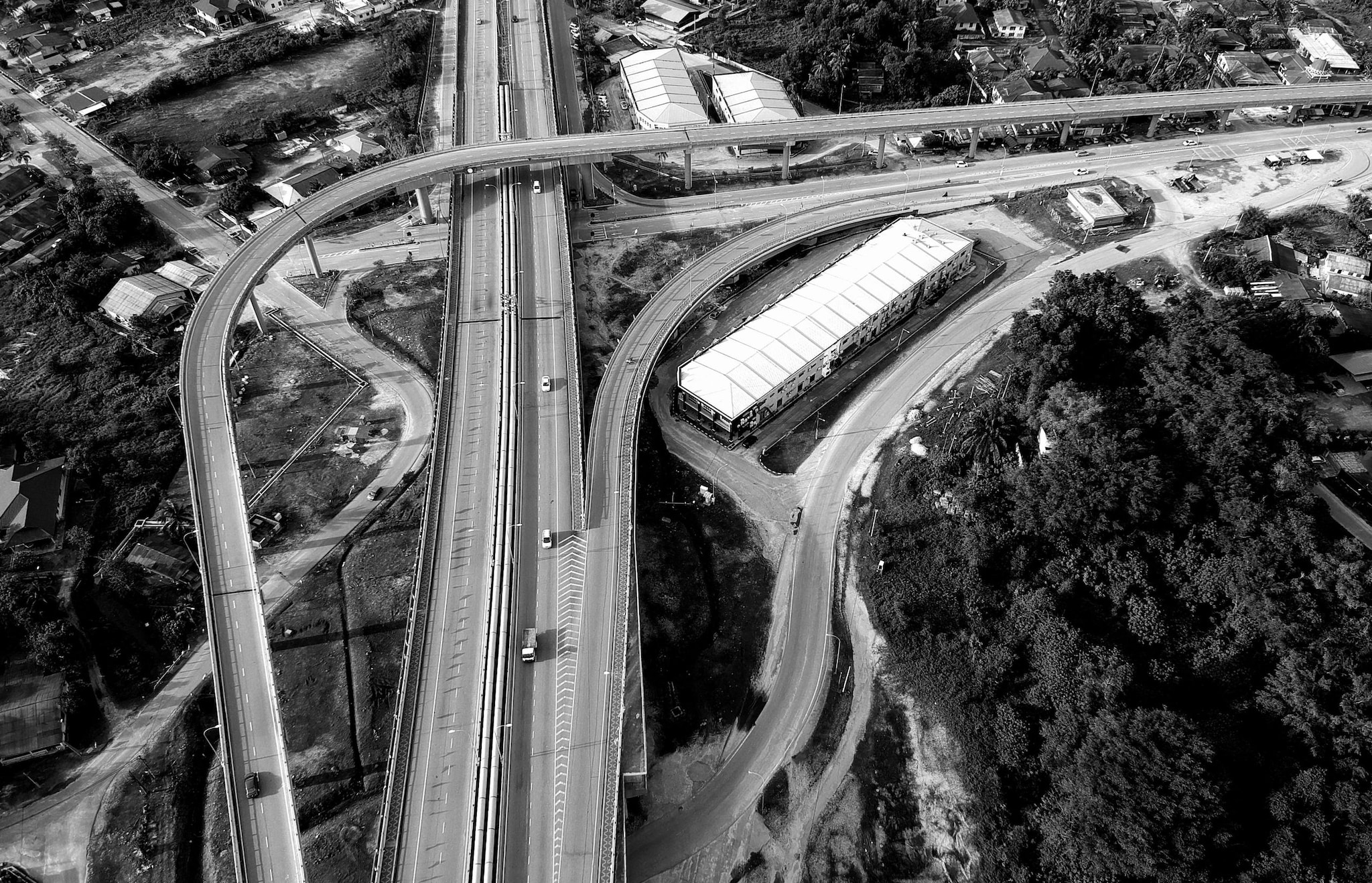 What makes this expressway significant is not its length, but its efficiency. Even a few kilometres of signal-free, high-speed road can dramatically cut travel time and improve connectivity. This is especially important in regions where traffic density is high and road space is limited.