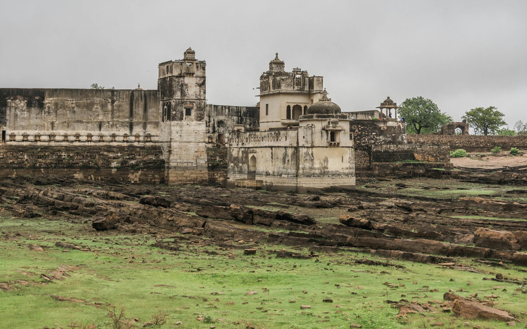 Chittorgarh Fort once housed around 84 water bodies, including tanks and wells, carefully designed to sustain its population during long sieges. Remarkably, many of these water systems still function today, reflecting the advanced planning and engineering skills of the medieval period.