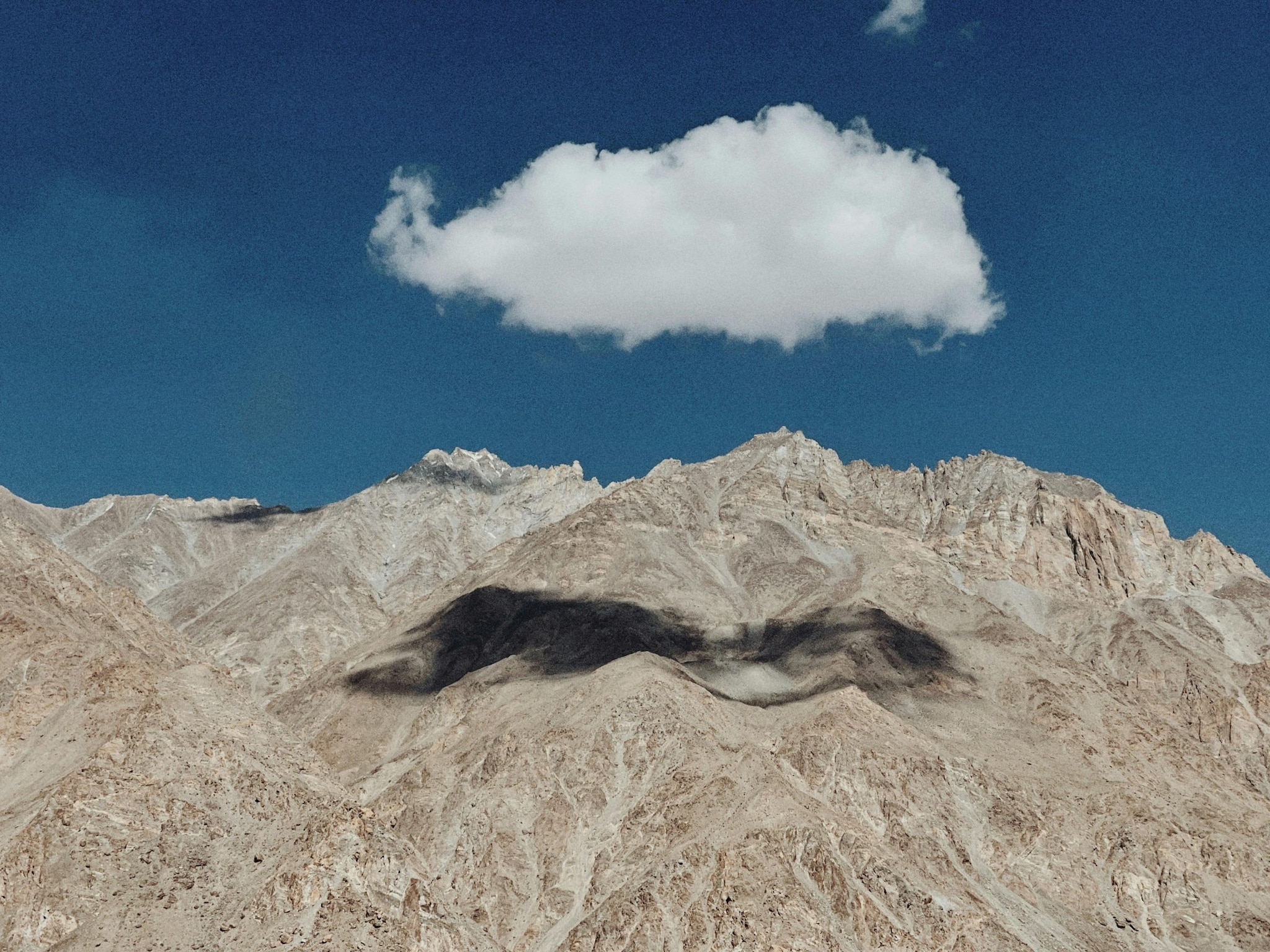 What makes the sā Ladakh Biennale stand out is its location. Held at an altitude of over 3,000 metres, it combines contemporary art with one of the most spectacular landscapes in the world. The event also places a strong emphasis on sustainability, ecology and community engagement, making it much more than just an art exhibition.