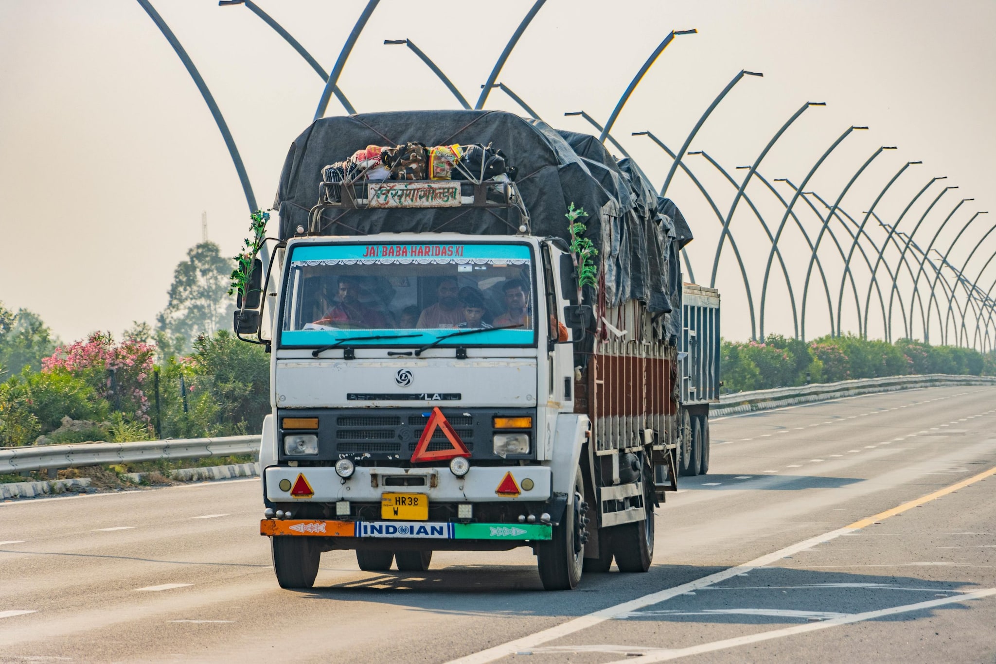 Yamuna Expressway: Still one of the most popular road travel routes in India, the Yamuna Expressway connects Greater Noida to Agra, reducing travel time from 4 to 5 hours to around 2 to 2.5 hours. It remains a favorite for trips to the Taj Mahal, quick getaways, and sunrise tours.