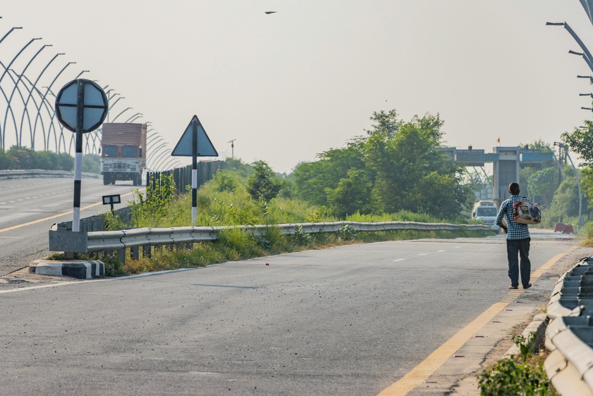 Delhi-Dehradun Expressway: For Delhiites who dream of quick mountain getaways, this expressway is a game-changer. The travel time between Delhi and Dehradun has been reduced from around 6 hours to just 2.5-3 hours. With green corridors and wildlife-friendly infrastructure, it is designed for speed and sustainability.