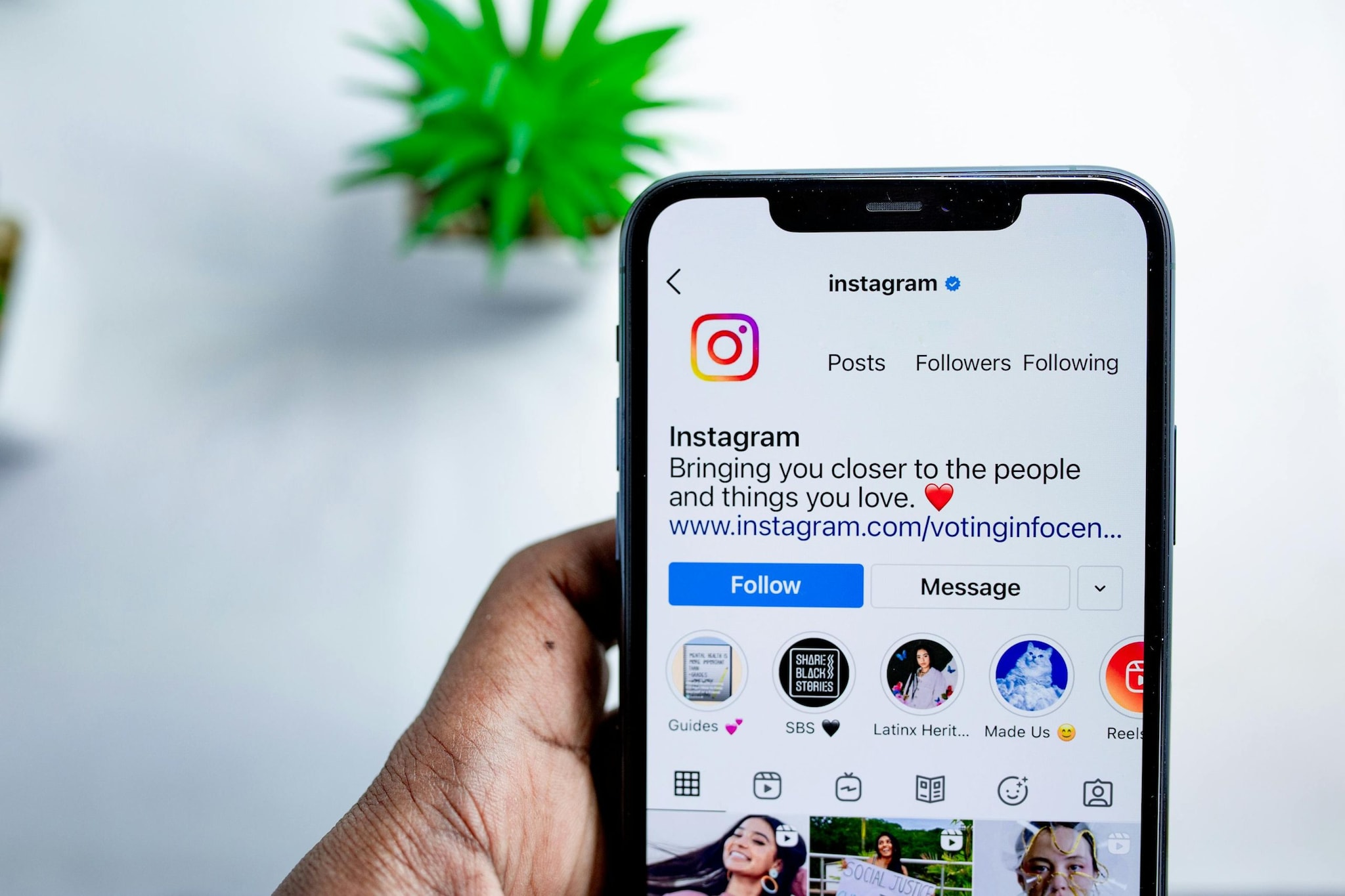 While the Instagram Stories feature allows users to post 24-hour photos or videos to their accounts, the Instants feature provides a temporary option to share photos without filters, text or stickers to their close or mutual friends. 