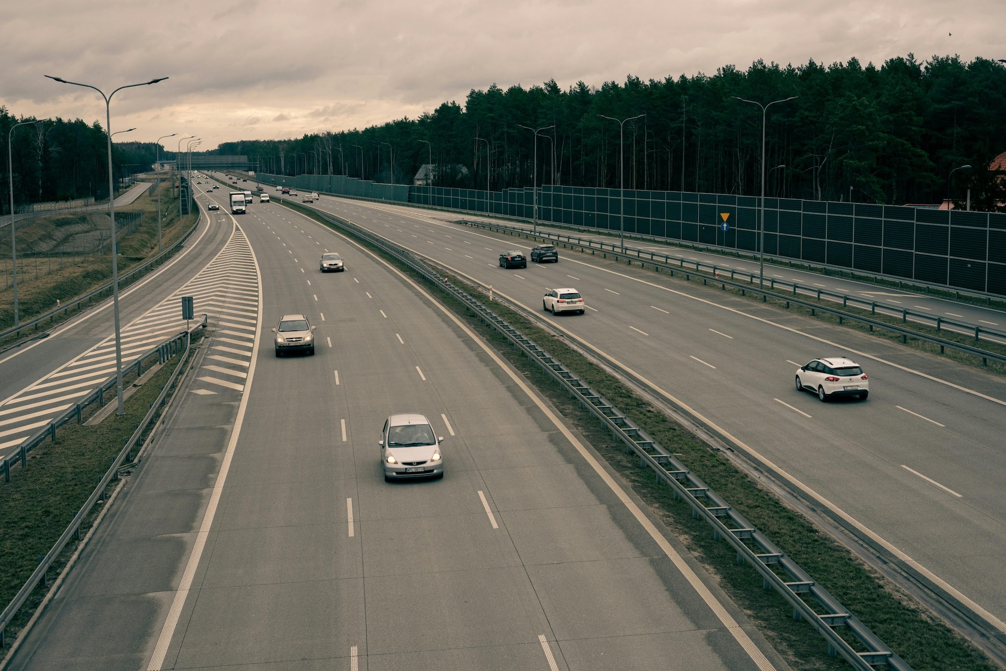 The main purpose of the Durg Bypass Expressway is to divert traffic away from the busy city of Durg. By providing a faster alternative route, it helps reduce congestion within the city and ensures that through traffic can move without delays. In rapidly growing urban areas, such short expressways are often more effective than longer highways, as they directly target traffic bottlenecks.
