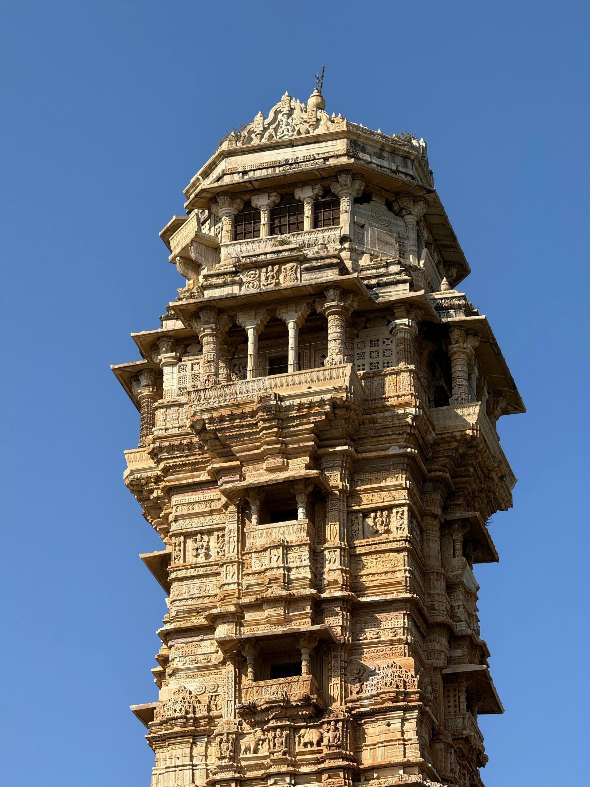  Chittorgarh Fort features seven massive gateways, along with royal palaces, Hindu and Jain temples, watchtowers, and an extensive network of water reservoirs. Iconic structures such as the Vijay Stambh and Kirti Stambh highlight the fort’s intricate stone carvings and remarkable architectural brilliance.