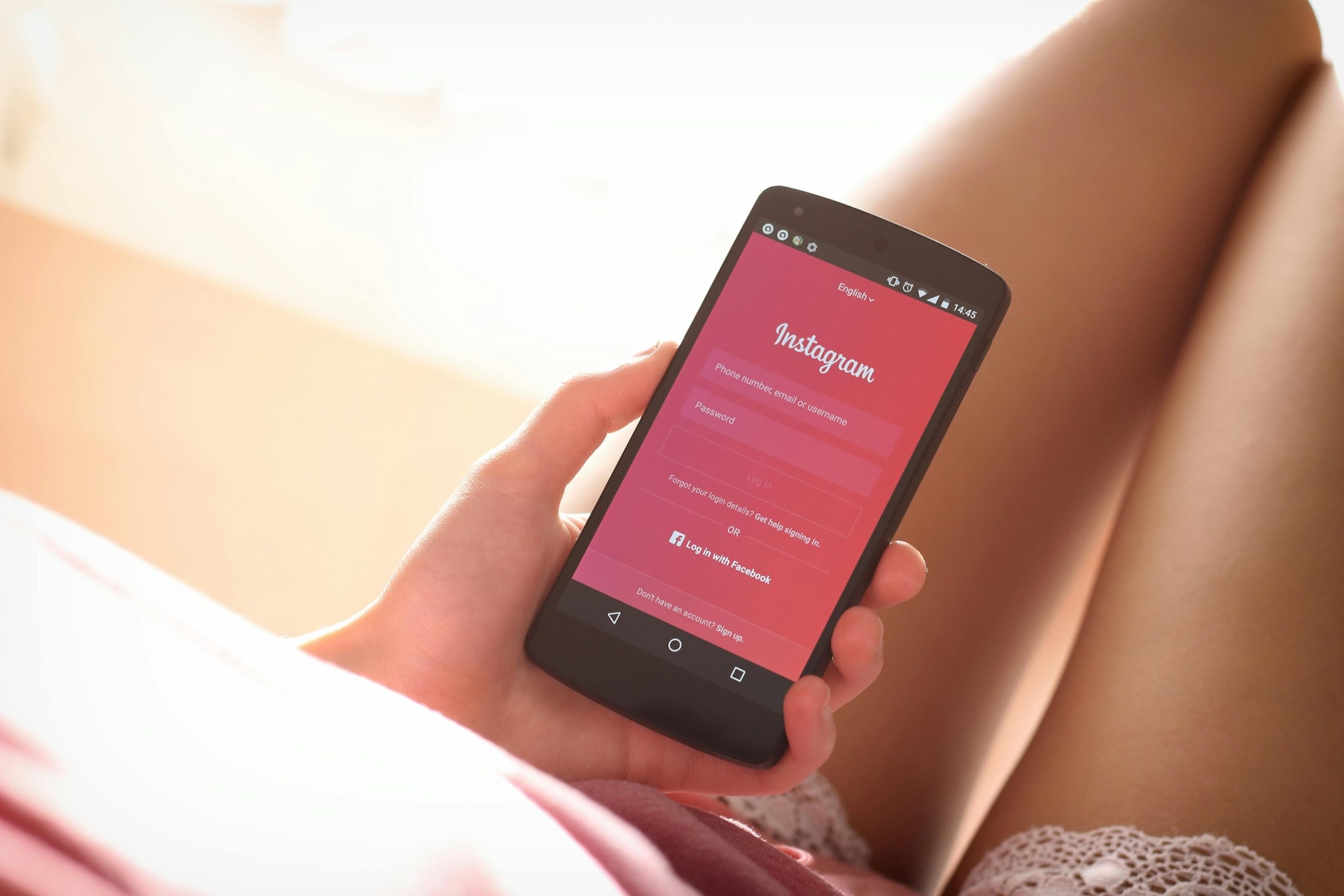     Instagram has rolled out a new photo-taking feature and a standalone app called Instants. It allows users to capture and share 
