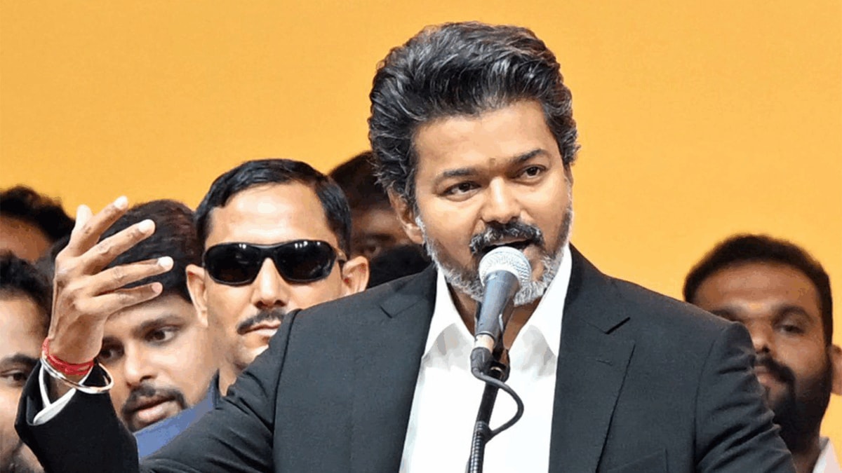 तमिलनाडु के मुख्यमंत्री विजय का काला ब्लेज़र उनकी ‘‘काला और सफेद’’ राजनीति को दर्शाता है