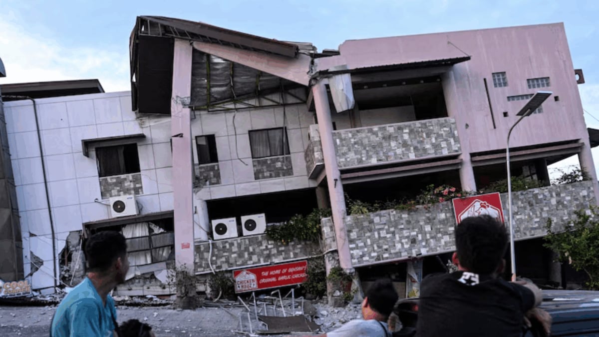 Earthquake Of Magnitude 6.7 Strikes Southern Philippines