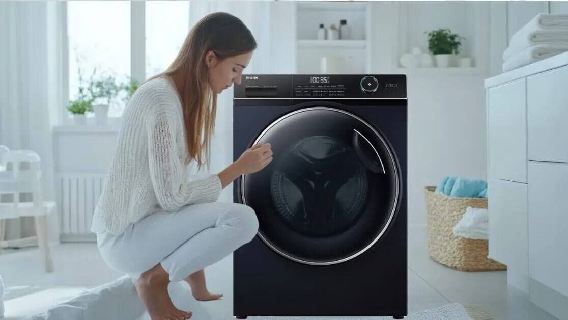 Caption 2Avoid placing heavily soiled items directly into the washing machine. Blankets covered in pet hair, muddy clothes or items with excess dirt and sand should be cleaned or rinsed first. Excess debris can affect the machine and may prevent clothes from being cleaned properly.