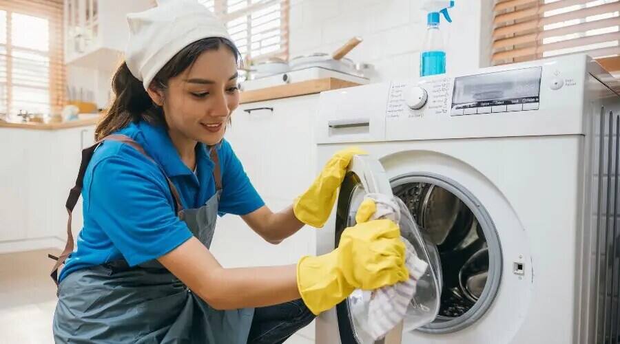 Heavy blankets and comforters should only be washed according to the machine's load capacity. Blankets or comforters weighing more than 6.8 kilograms may place excessive pressure on the motor and drum, even in larger machines.