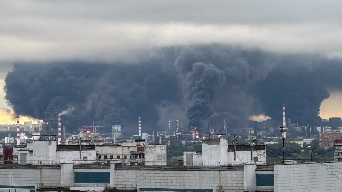 'Black Rain' Falls Over Moscow After Massive Ukrainian Drone Strike Ignites Oil Refinery