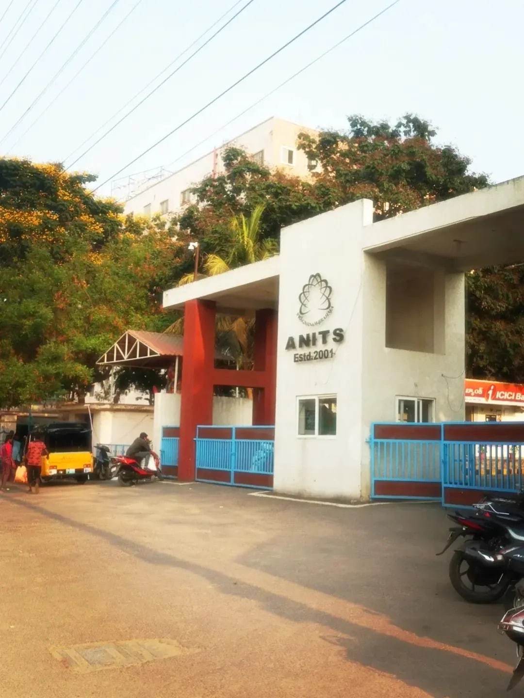 Anil Neerukonda Institute of Technology and Sciences (ANITS), VisakhapatnamANITS enjoys a strong reputation for engineering education and industry exposure. Certain branches may be available for candidates in the 10,000–25,000 rank range.