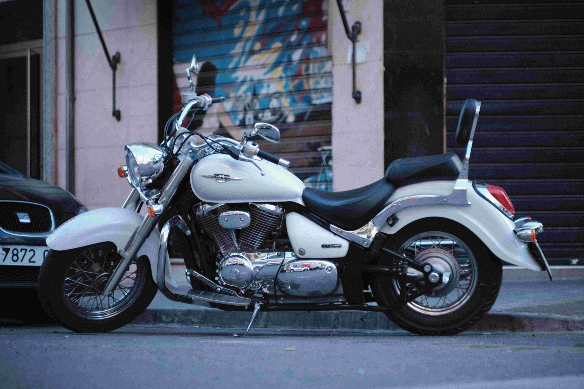 Furthermore, this design dramatically improves passenger visibility. Unlike standard flat seats that block the co-rider's view, a raised seat provides a clear line of sight to the road ahead, allowing for a much safer, more responsive, and comfortable journey. (Image: Pexels)
