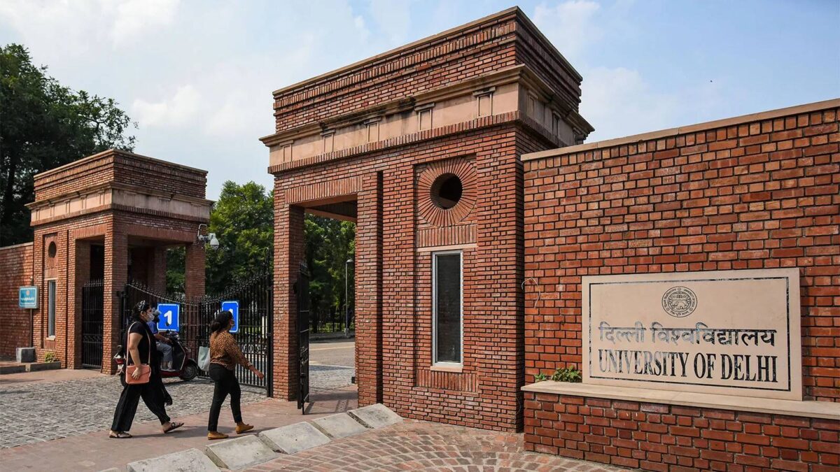 DU to award degrees in the same year for the first time
