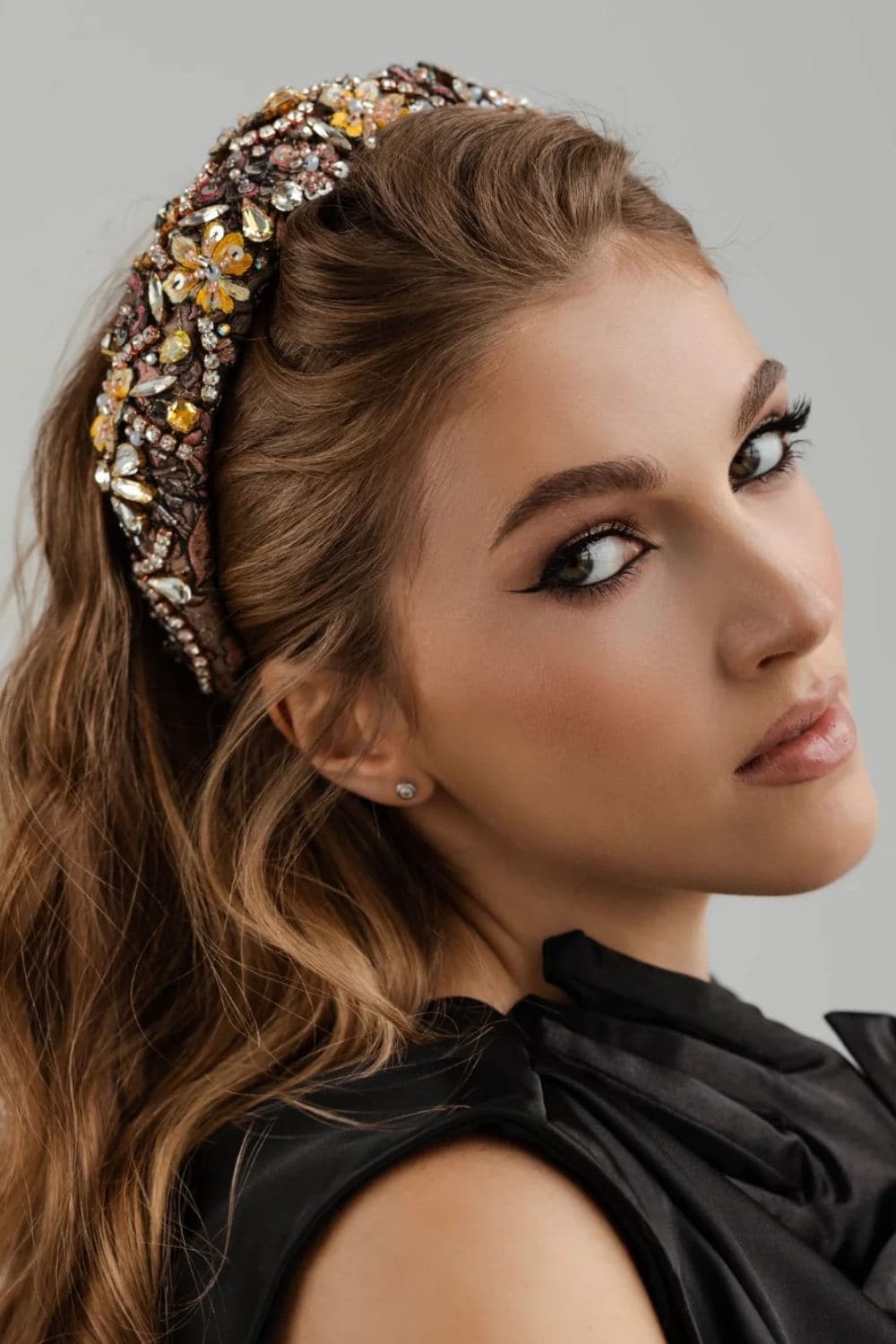 Embellished Headbands: Perfect for masking stubborn cowlicks or unwashed bangs. A padded or jewel-encrusted headband instantly draws attention away from a bad hair day, pulling your hair sleekly back from your face while adding a polished, sophisticated touch to casual outfits.