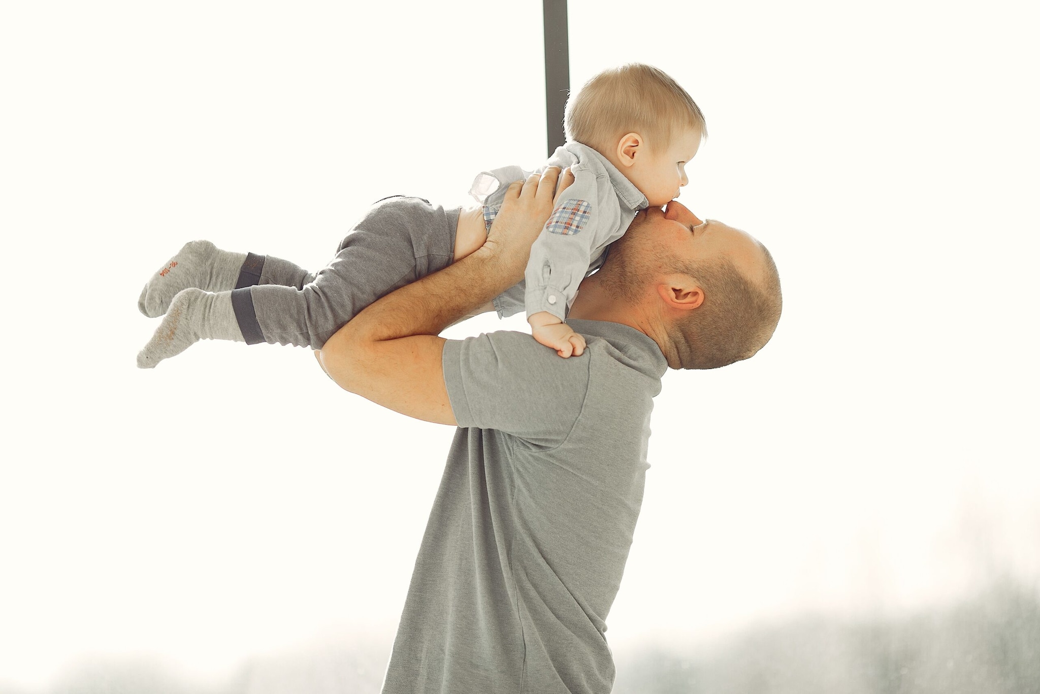 Father’s Day has evolved into a massive retail event. According to the Greeting Card Association, it ranks as the fourth-largest holiday for card-giving globally, proving that millions still love sharing heartfelt, handwritten messages with their dads. (Representative Image: Pexels)