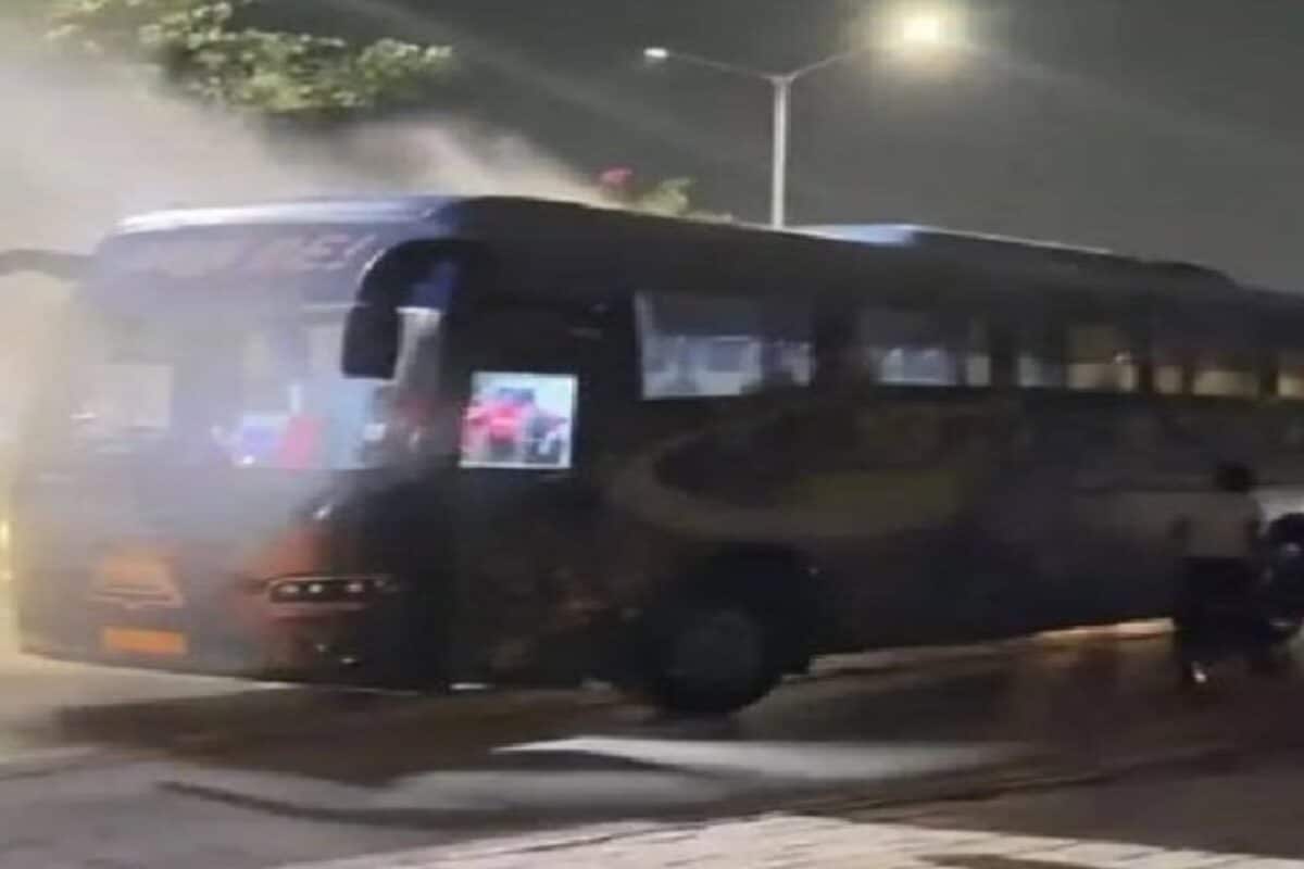 After IPL Final Loss, Gujarat Titans Team Bus Suffers Short Circuit; Players, Staff Evacuated After Smoke Scare