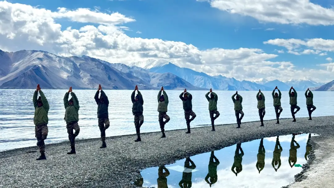  Indian Army And Sniffer Dogs Mark Yoga Day In Sub-Zero Siachen