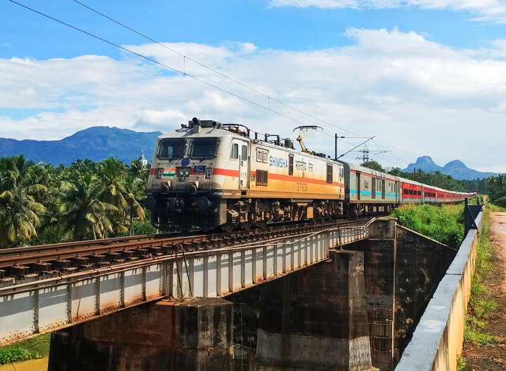 Varkala to Kanyakumari (Island Express)This relatively short but memorable ride links Kerala's famous cliffside beaches with India's southernmost tip. Along the way, you'll pass coconut palms, villages and scenic countryside before reaching Kanyakumari, where the Arabian Sea, Bay of Bengal and Indian Ocean meet.