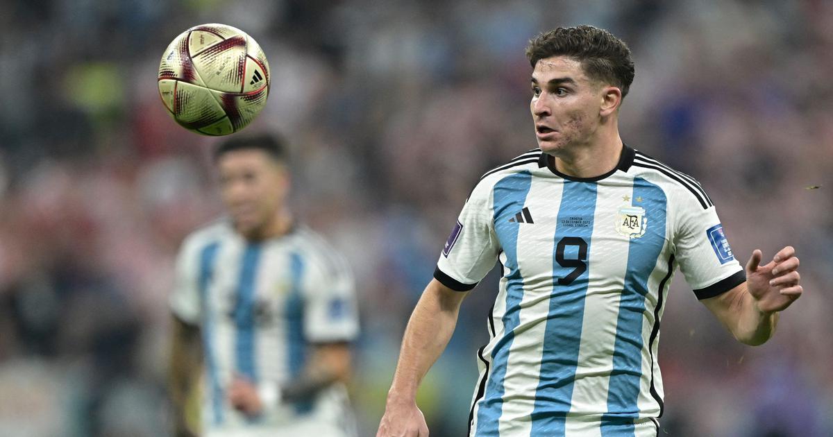 Forward | Julián Álvarez: A high-energy forward known for relentless pressing and movement.