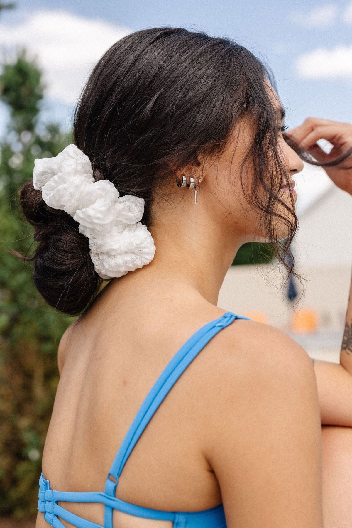 Jumbo Scrunchies: Ditch damaging elastic bands for a dramatic, cloud-like organza or linen jumbo scrunchie. Perfect for high topknots or messy pineappling, its massive volume masks thin ponytails and adds an instant, playful pop of summer styling to your look.