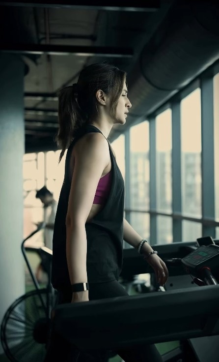 Walking on an inclined treadmill forces your body to work harder than walking on a flat surface. As a result, you burn more calories in the same amount of time, making it an effective option for those looking to lose body fat. Kriti's trainer specifically highlighted incline walks as part of her plan for "slow, sustainable fat burn without muscle loss." This makes it a useful tool for those aiming to look toned rather than simply lose weight. 