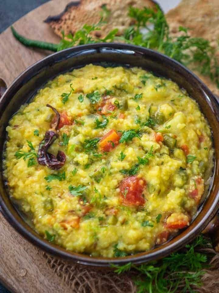 Lauki Oats KhichdiReplace rice with oats and cook them with bottle gourd, moong dal, and vegetables. This fibre-rich one-pot meal is easy to digest and keeps you full for longer, making it ideal for those watching their calorie intake.