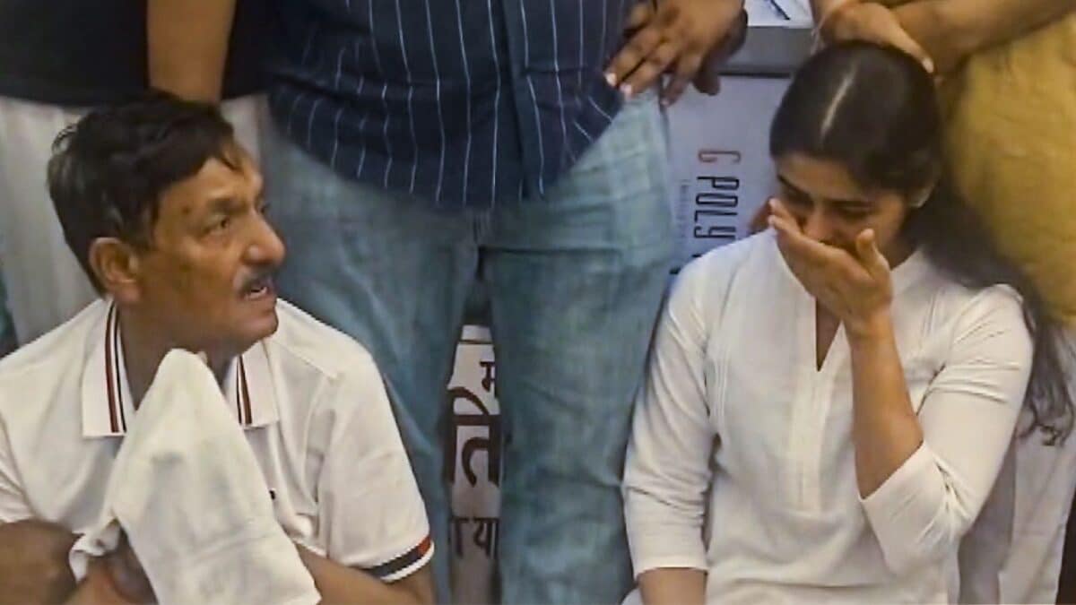 Manu Bhaker Cries Inconsolably While Paying Last Respects To Coach Jaspal Rana