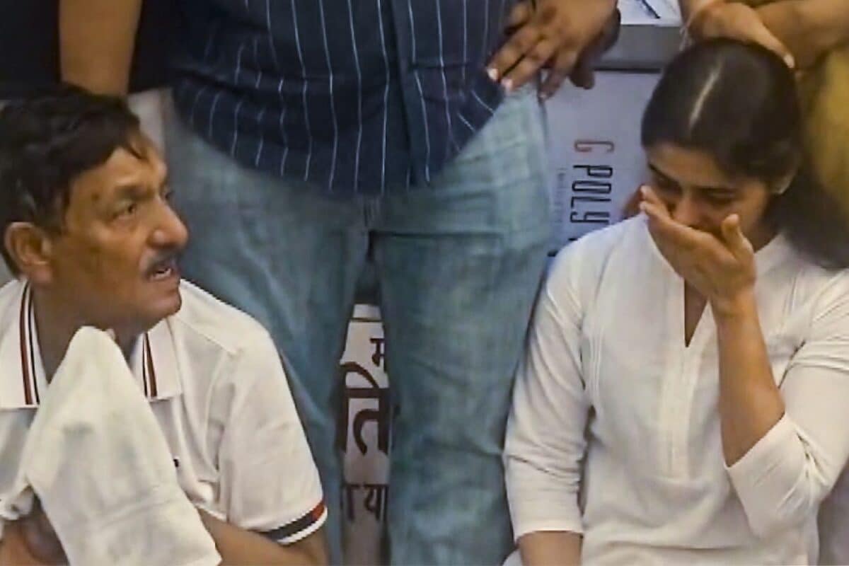 Manu Bhaker Cries Inconsolably While Paying Last Respects To Coach Jaspal Rana