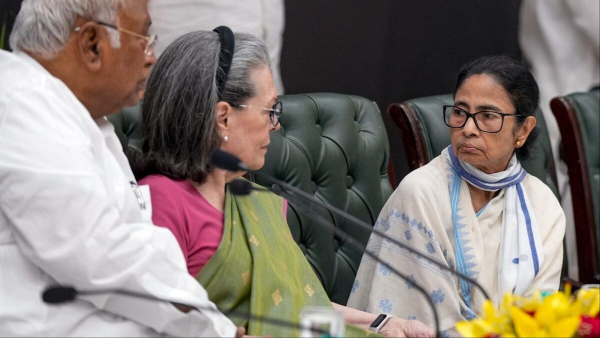 Join Hands With Congress, Fight Back: Sonia's Message To Mamata As TMC MPs Desert Party