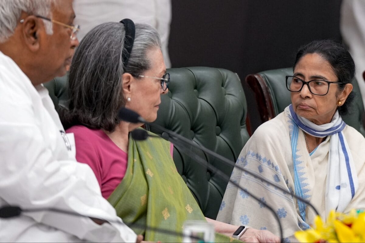 Join Hands With Congress, Fight Back: Sonia's Mess