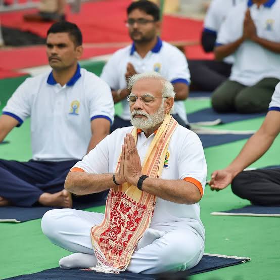 This high-profile institutional backing triggered a massive boom in the domestic wellness economy. It sparked an explosion of modern yoga studios, activewear apparel lines, and digital fitness apps. Yoga evolved from an occasional spiritual practice into a highly aesthetic, daily self-care ritual for working professionals seeking an antidote to fast-paced corporate burnout. 