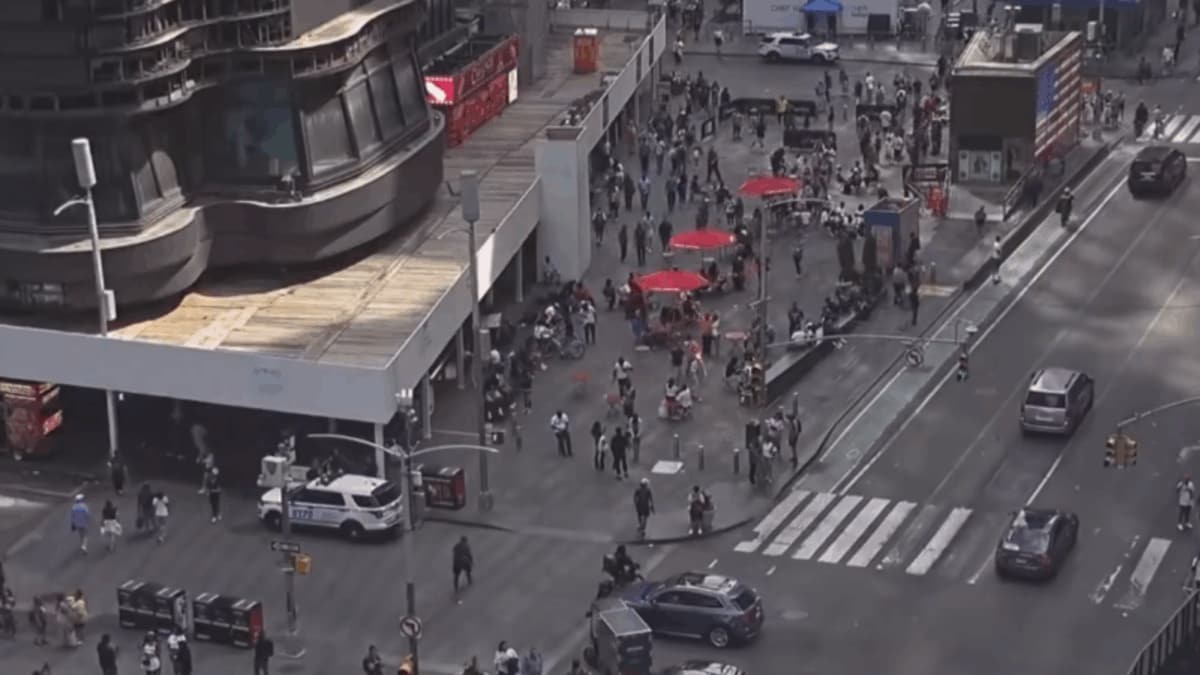 Tourists Flee As Gunfire Breaks Out In New York's Times Square; One Injured, Suspect Teen Held