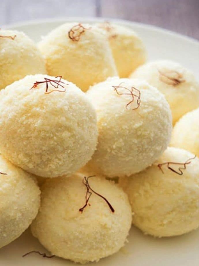  Remove the balls from the sugar syrup. Next, take a pan, add khoya and mix it well. 