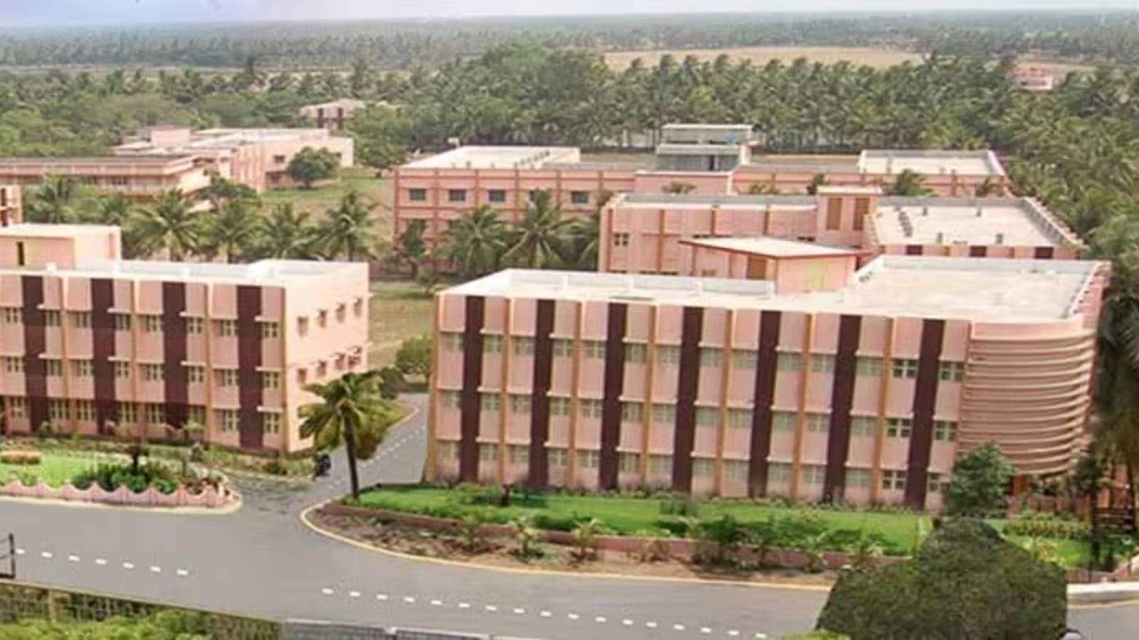 Sagi Ramakrishnam Raju Engineering College (SRKR), BhimavaramSRKR Engineering College has built a reputation for quality academics and strong placements. It remains one of the top private colleges that students should consider during AP EAMCET counselling. 