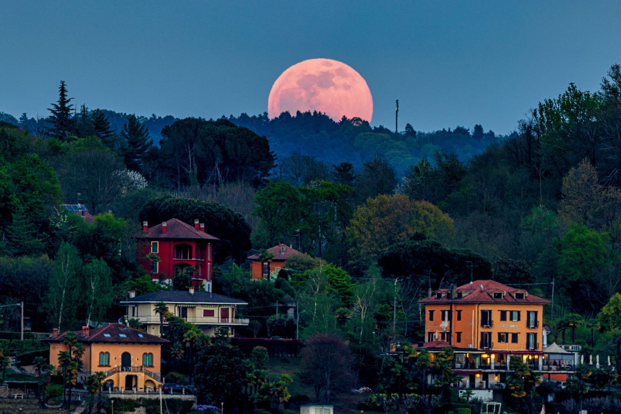 The full moon is bright enough to be enjoyed with the naked eye. Binoculars can enhance the view, but they are not necessary. For the clearest view, head to a place with minimal light pollution and an open view of the eastern or southeastern horizon. Rooftops, beaches, riverbanks and open fields are excellent options. The full moon is bright enough to be enjoyed with the naked eye. Binoculars can enhance the view, but they are not necessary. For the clearest view, head to a place with minimal light pollution and an open view of the eastern or southeastern horizon. Rooftops, beaches, riverbanks and open fields are excellent options.